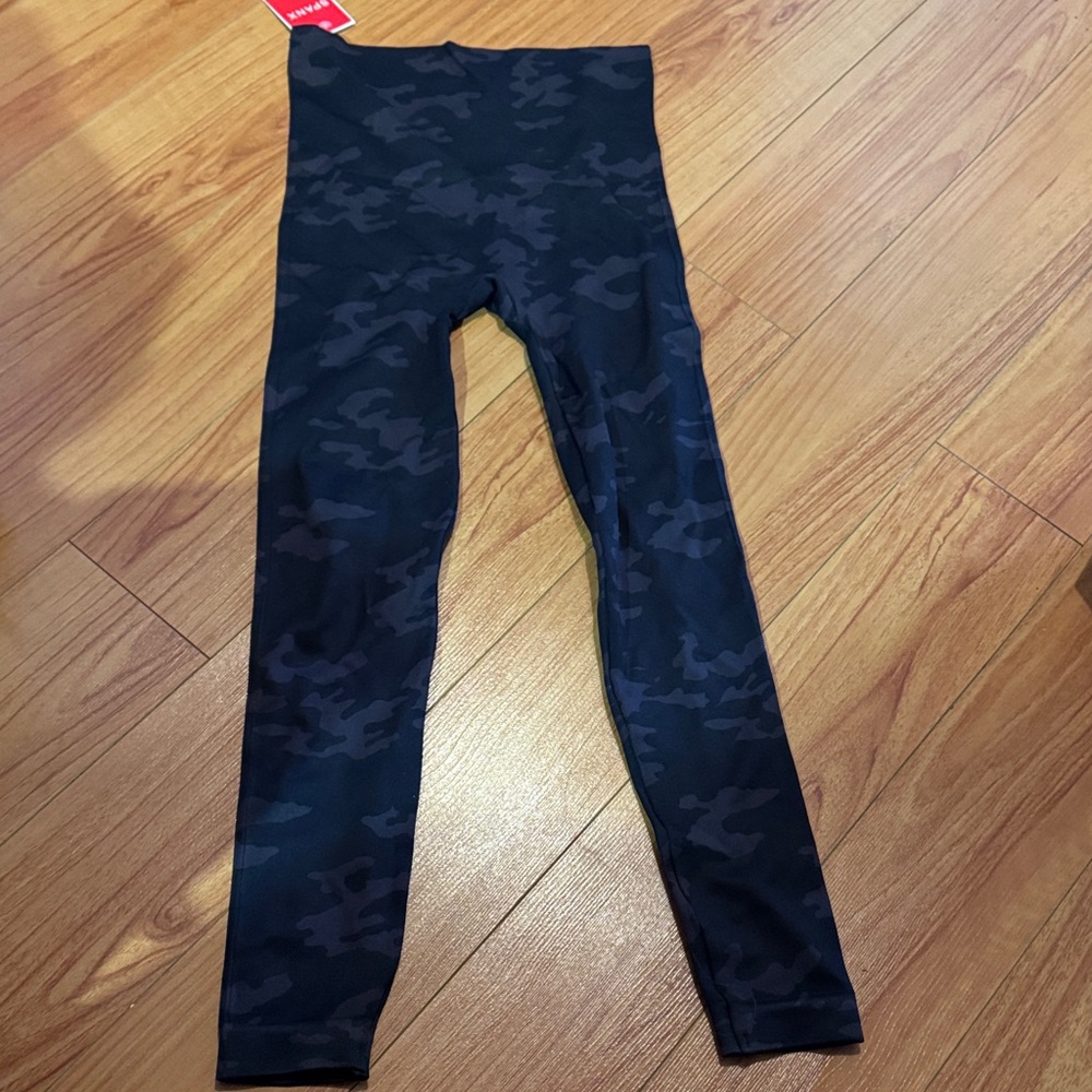 Women’s Spanx Small Camouflage Leggings